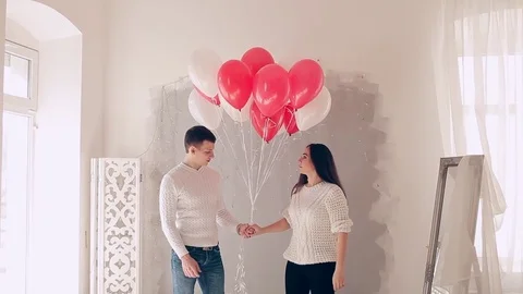Loving couple on the bed with balloons 库存影片 74138560