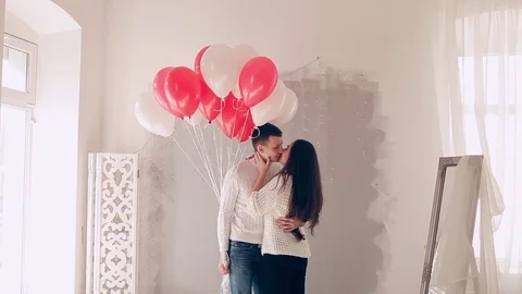 Loving couple on the bed with balloons Video stock 74138580