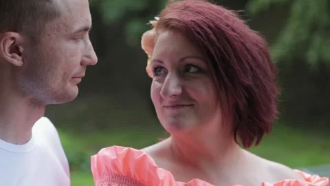 Loving couple in the park looking at each other at the fountain. 库存影片 134878804