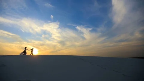 Loving couple at sunset Vídeos de archivo 75284910