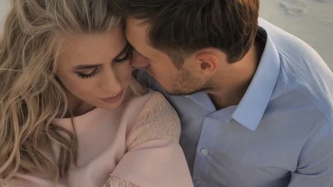 Loving couple at sunset Vídeos de archivo 83602032