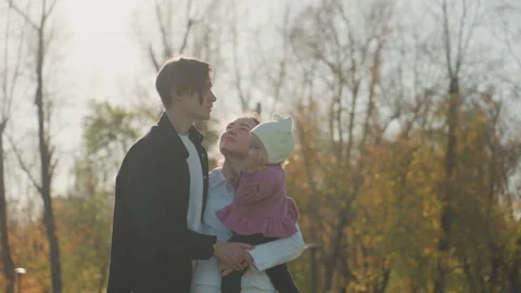 Loving father interacts playfully with toddler in bright park. Amused father Vídeos de archivo 337730382