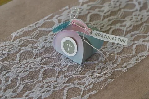 Lovingly wrapped small gift package for confirmation with ribbon and a lett.. Stockfoto's