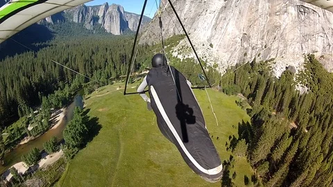 Low 360 hang glider turn in Yosemite Park Stock-Footage 90118105