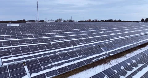 A low 4K aerial video moving over a snowy solar farm. 库存影片 201659727
