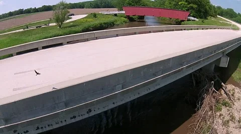 Low aerial approach of Hogback covered bridge Video stock 56401770