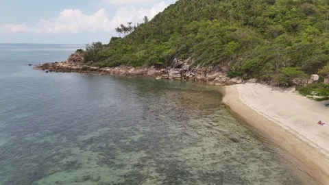 Low Aerial Flight Over Reef Toward Rocky Jungle Headland, Bottle Beach Vídeos de archivo 347977752