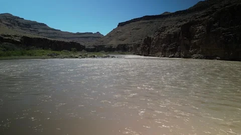 Low aerial flying over rapid on Green River in Utah desert in Gray Canyon Видео 334017457