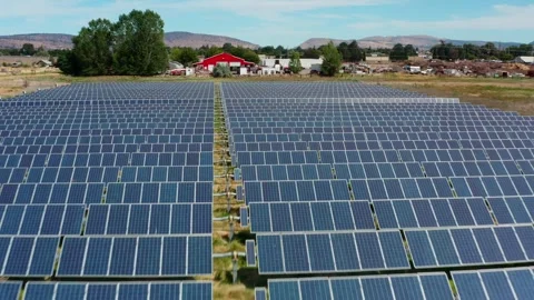 Low Aerial Flyover Close Over Rows of Solar Panels with Red Barn, Klamath Video stock 347987332