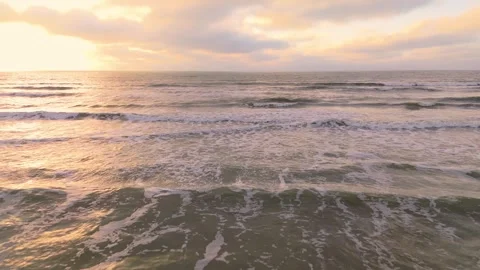 Low Aerial Flyover of Ocean Waves During Sunset | FlyLens 4K Stockbeeldmateriaal 309455247
