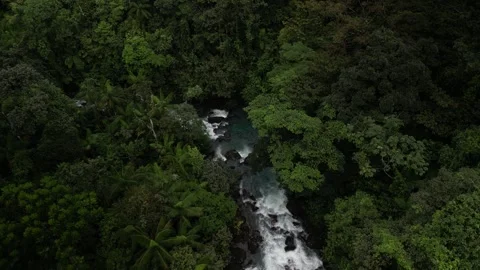 Low aerial look down on Rio Celeste river in Costa Rica Alajuela Province 스톡 동영상 329657543