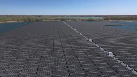 Low aerial orbit of floating solar farm on a lake in the Netherlands 库存影片 332618278