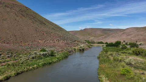 Low aerial over Malheur River in eastern Oregon near Juntura in spring 動画素材 335733302