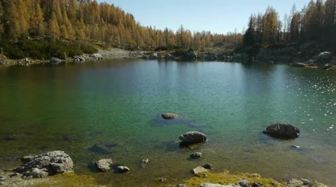 Low aerial passing over mountain lake and trees 動画素材 44880243