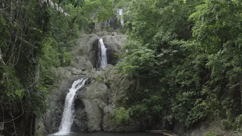Low aerial push in to the pool and upper falls of Argyle Falls in Tobago Vidéo 340852736