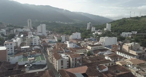 Low aerial sailing over the rooftops of the eastern part of San Gil, Colombia 스톡 동영상 95600039