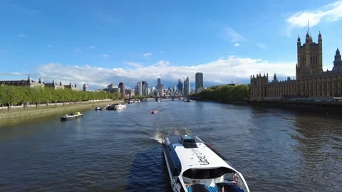 Low aerial view over the River Thames with London and Westminster 스톡 동영상 156696461