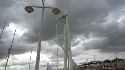 Low aerial view of the Spinnaker tower in Portsmouth Vidéo 209535973