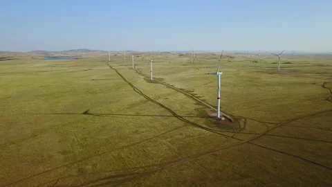 Low aerial view of wind farm in green field. Alternative energy concept. 库存影片 95944576