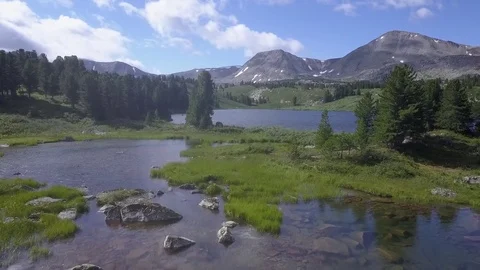 Low-altitude aerial flight under mountain lake. Lozhinskie lakes. Altai. 動画素材 84565778