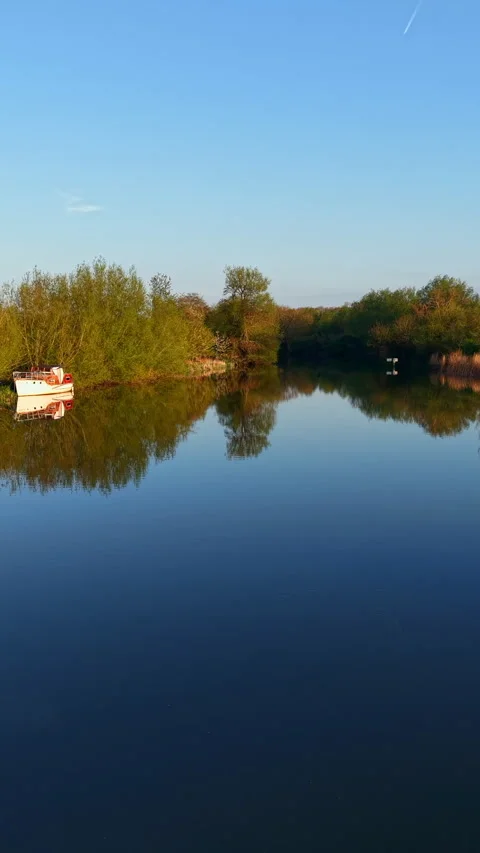Low-Altitude Drone Flight Along the Thames River 動画素材 310572999