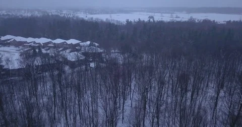 Low altitude drone flight over a snowy suburban neighborhood. Vídeos de archivo 83735180