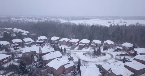 Low altitude drone flight over a snowy suburban neighborhood. 動画素材 83735720