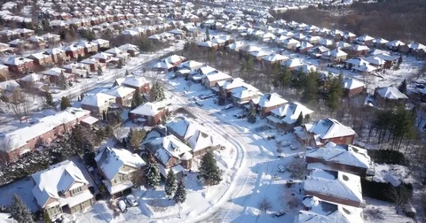Low altitude drone flight over a snowy suburban neighborhood. 스톡 동영상 83764135
