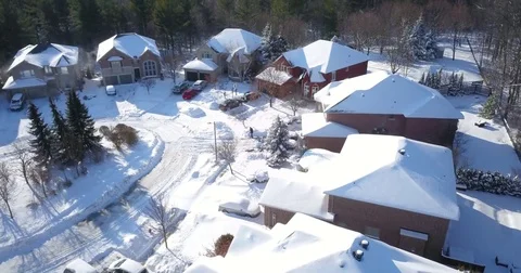 Low altitude drone flight over a snowy suburban neighborhood. Vídeos de archivo 83764293