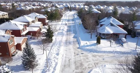 Low altitude drone flight over a snowy suburban neighborhood. Video stock 83764378