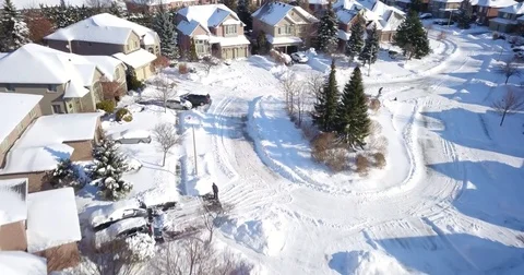 Low altitude drone flight over a snowy suburban neighborhood. Vídeos de archivo 83764387
