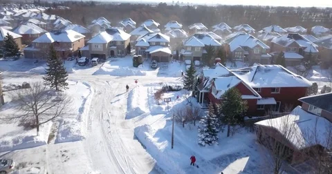 Low altitude drone flight over a snowy suburban neighborhood. Vídeos de archivo 83764444
