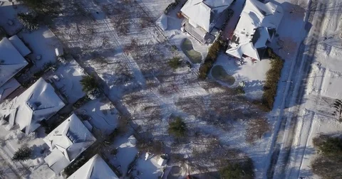 Low altitude drone flight over a snowy suburban neighborhood. 스톡 동영상 83764506