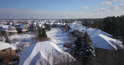 Low altitude drone flight over a snowy suburban neighborhood. 動画素材 83764654