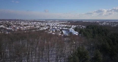 Low altitude drone flight over a snowy suburban neighborhood. 動画素材 83765078