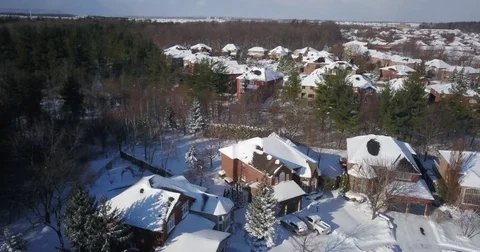 Low altitude drone flight over a snowy suburban neighborhood. Vídeos de archivo 83765122