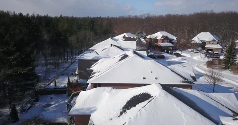 Low altitude drone flight over a snowy suburban neighborhood. Vídeo Stock 83765156