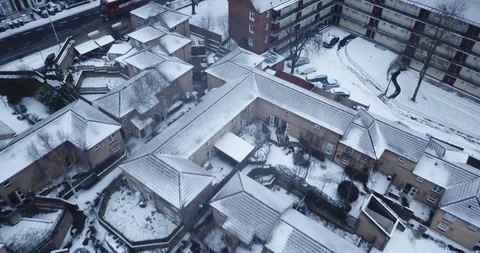 Low altitude drone flight over London during a rare snowstorm in March, 2018. Video stock 86552426