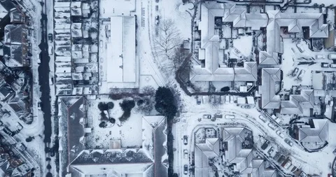 Low altitude drone flight over London during a rare snowstorm in March, 2018. Vídeos de archivo 86561103