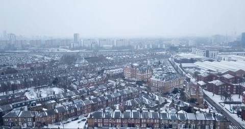 Low altitude drone flight over London during a rare snowstorm in March, 2018. Видео 86561149