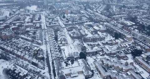 Low altitude drone flight over London during a rare snowstorm in March, 2018. Vidéo 86561838