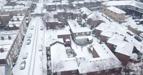 Low altitude drone flight over South West London during a snowstorm. Vídeo Stock 87168328