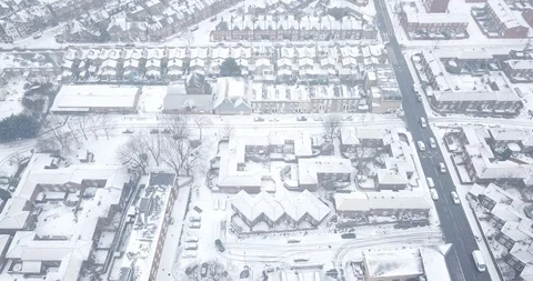 Low altitude drone flight over South West London during a snowstorm. Видео 87168353