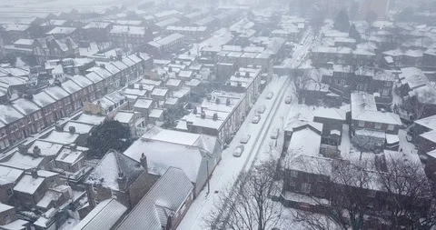 Low altitude drone flight over South West London during a snowstorm. Stockbeeldmateriaal 87168609