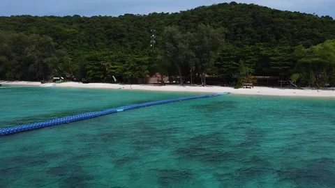 Low altitude flight over clear azure water off the coast Vídeo Stock 172341979