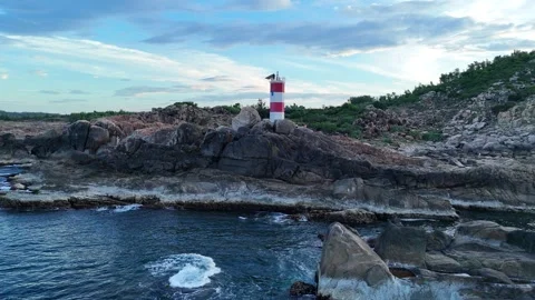 Low-altitude flight toward Ganh Den Lighthouse from the sea, Phu Yen, Vietnam Vidéo 339406502