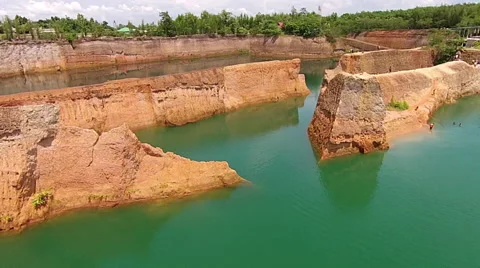 Low Altitude Flying Through Above Canyon Walls Over Water 库存影片 55294389