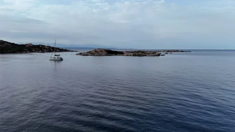 Low Altitude Forward Flight Above Crystal Water Vídeo Stock 333125496