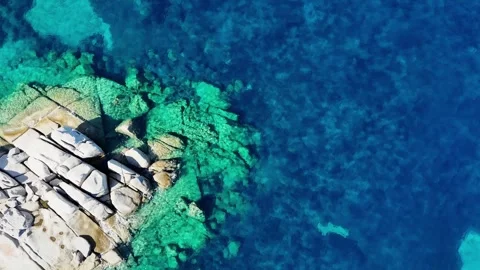 Low Altitude Top-Down Drone Flight Over Turquoise Water and Rocks in La 库存影片 332858866