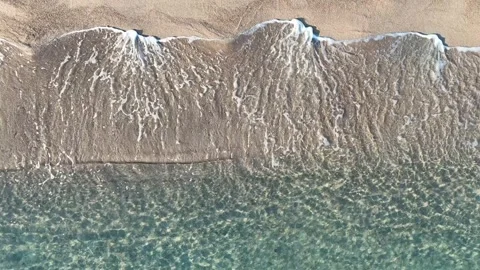 Low Altitude Top-Down Drone Flight Over Turquoise Water and Sandy Beach Vídeo Stock 332940577